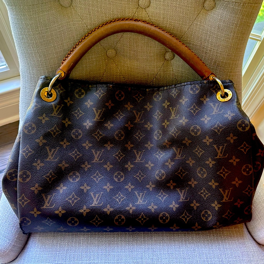 Louis VuittonArtsy Handbag Monogram Canvas MM
